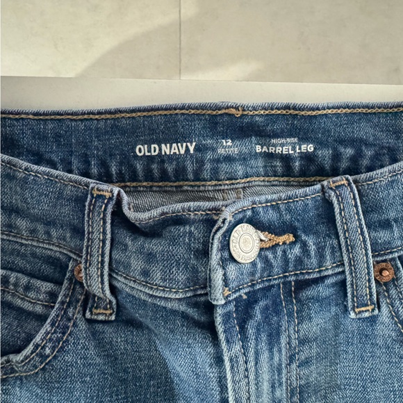 Old Navy Petite High-Waisted Barrel Ankle Jeans - Picture 5 of 5